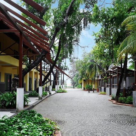 Shanti Resorts Valsad Buitenkant foto