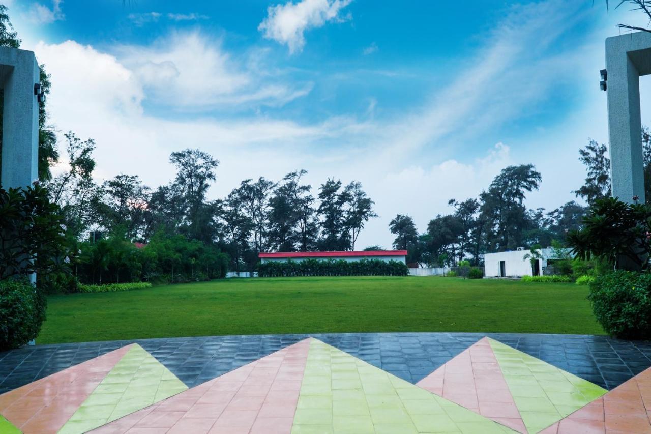 Shanti Resorts Valsad Buitenkant foto