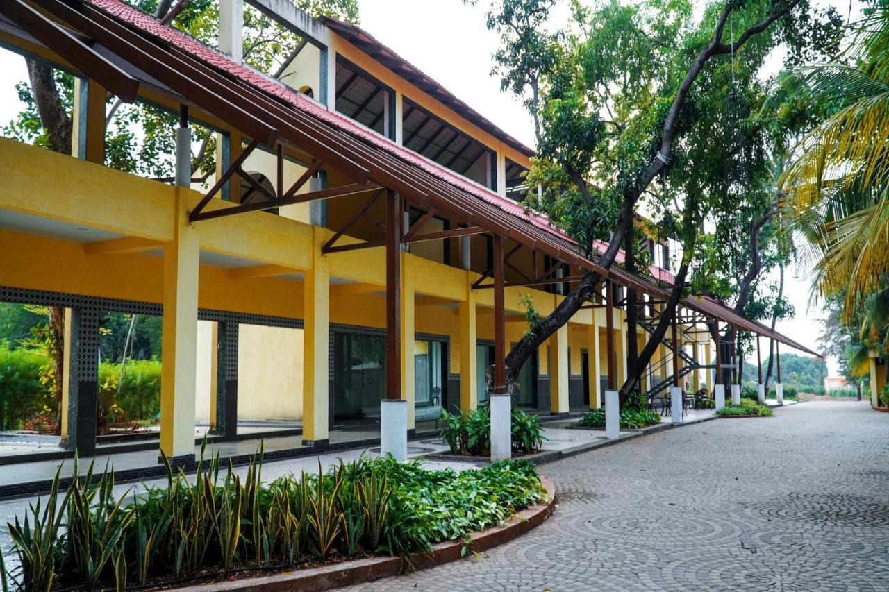Shanti Resorts Valsad Buitenkant foto