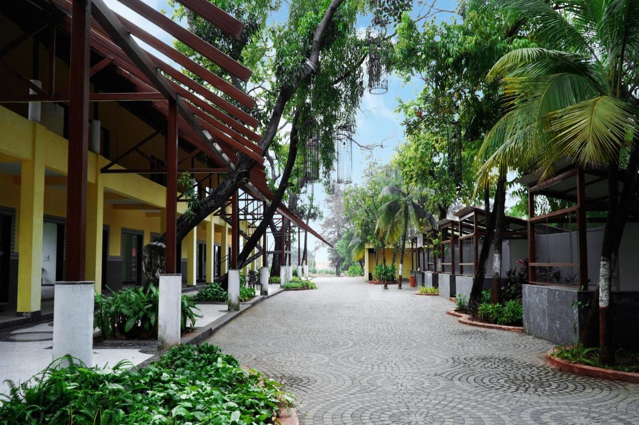 Shanti Resorts Valsad Buitenkant foto